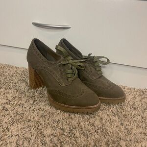 olive green suede platform oxford heels (brand Sophie17)